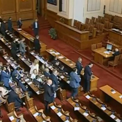 След три опита: Закриха заседанието на НС