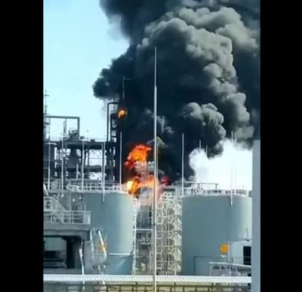 Пожар избухна в руска петролна рафинерия ВИДЕО