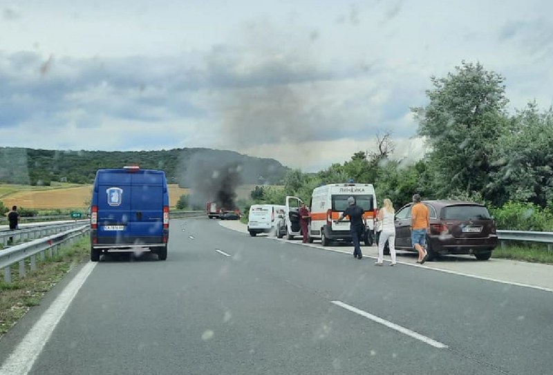Кола избухна в пламъци до Варна СНИМКИ