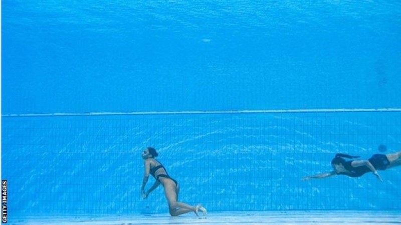 Кошмарна гледка: Състезателка по синхронно плуване припадна във водата СНИМКИ