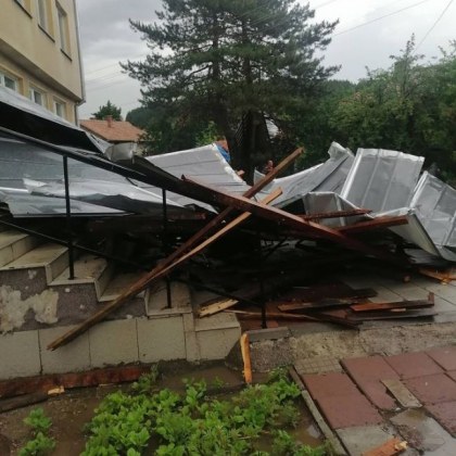 Силен вятър нанесе щети в Софийско Покривна конструкция в село