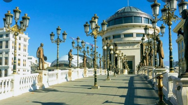 Надраскаха свастика на български паметник в Скопие СНИМКИ