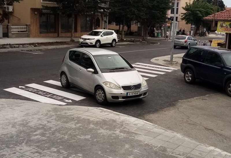 Нагло! Шофьорка паркира на пешеходна пътека СНИМКИ