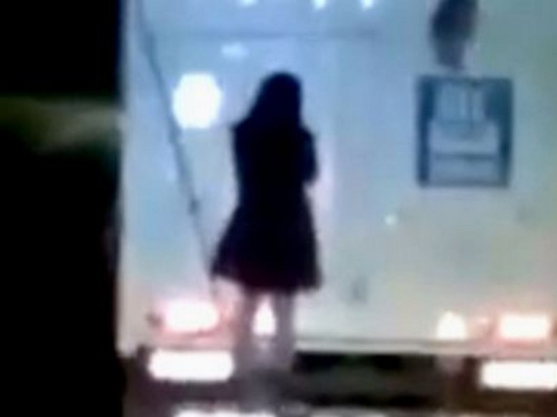 Призрачна жена, вкопчена в камион по нощен път, попадна на ВИДЕО