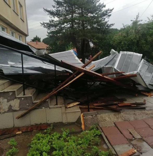 Силен вятър събори покрив в Софийско СНИМКИ