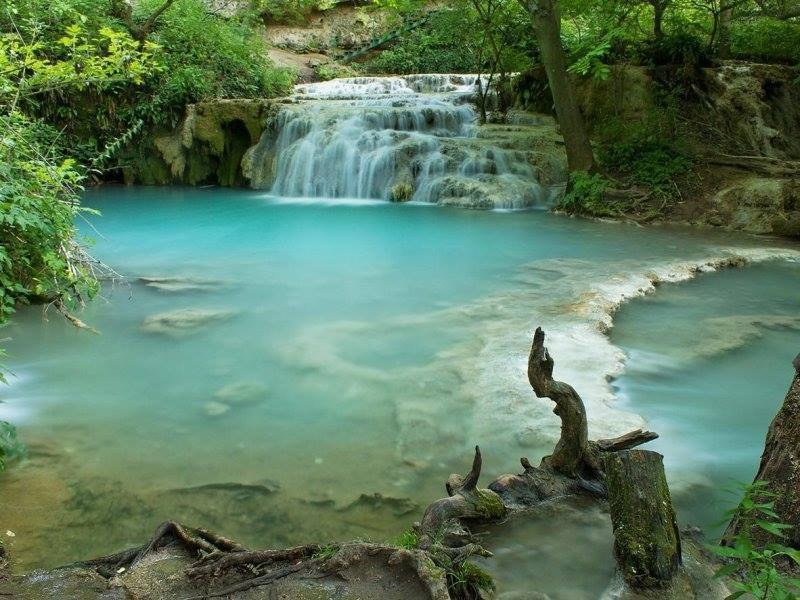 Водопадът с нереално сини води, който трябва да посетите задължително СНИМКИ