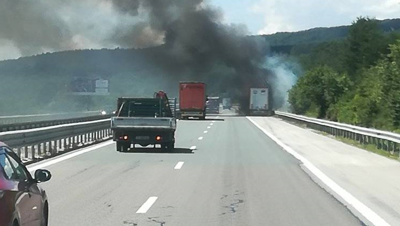 Камион се е запалил на АМ Тракия в посока София,