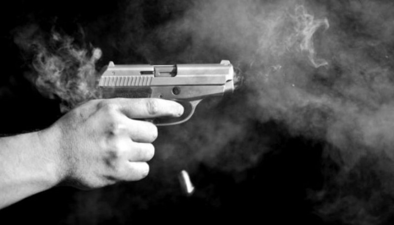 Мъж стреля с пистолет на бензиностанция