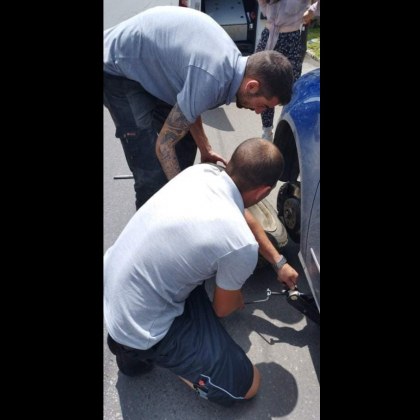 Две момчета помогнаха на непозната - смениха ѝ гумата безкористно СНИМКА