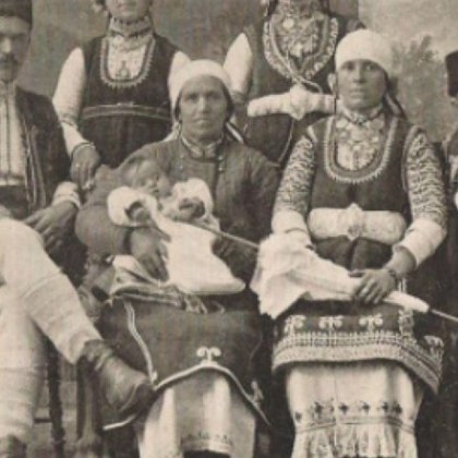 Във фамилните имена на българите има влияния от езика на