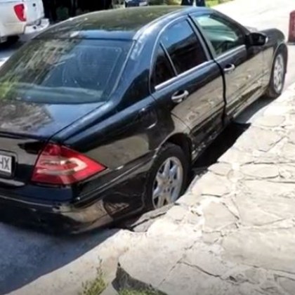 Семейство паркира автомобила си на улица във Варна а на