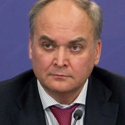 По време на вечеря с бившия посланик на САЩ в