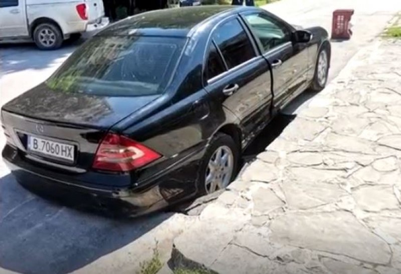Семейство паркира автомобила си на улица във Варна, а на