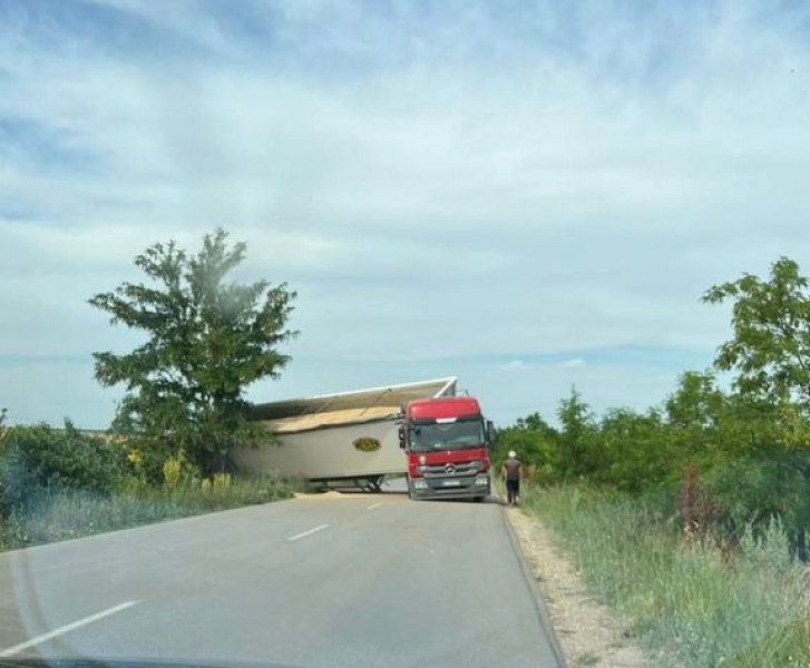 Инцидент с камион блокира път, използва се обход СНИМКА