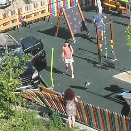 Автомобил се вряза в детска площадка в Сливен заради грешна