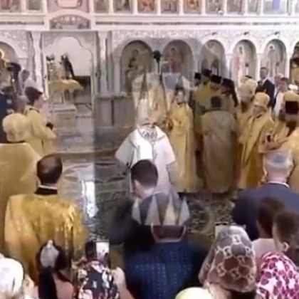 Руският патриарх Кирил падна по време на богослужение в църква