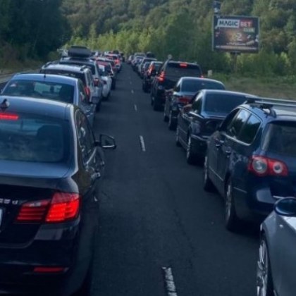 Затруднено движение и километрични опашки на ГКПП