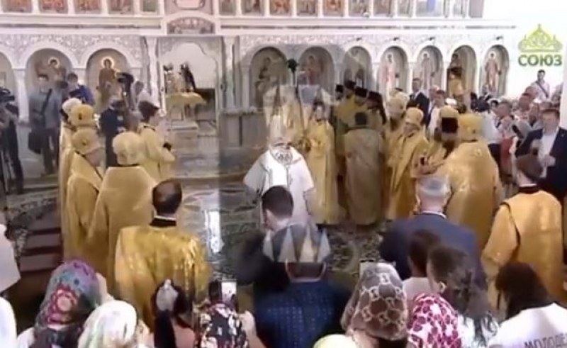 Патриарх Кирил падна по време на служба ВИДЕО