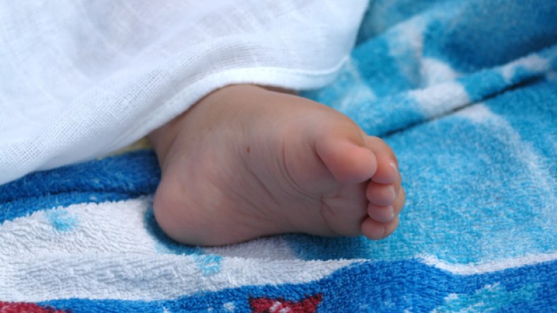 Служители на болница изхвърлиха починало бебе