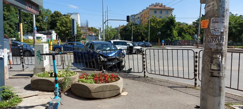 Катастрфа с две коли в София, има задръстване СНИМКИ