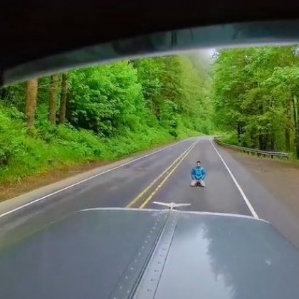 Шофьор на камион сподели страховити кадри от близката му среща