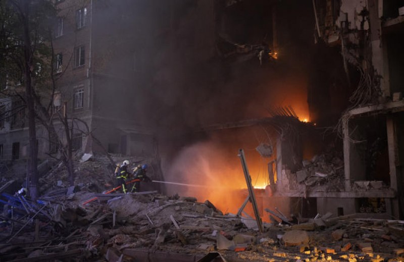 Ранени и затрупани хора след ракетния удар в Киев