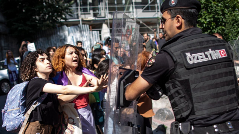 Турската полиция предотврати шествието на прайда в Истанбул