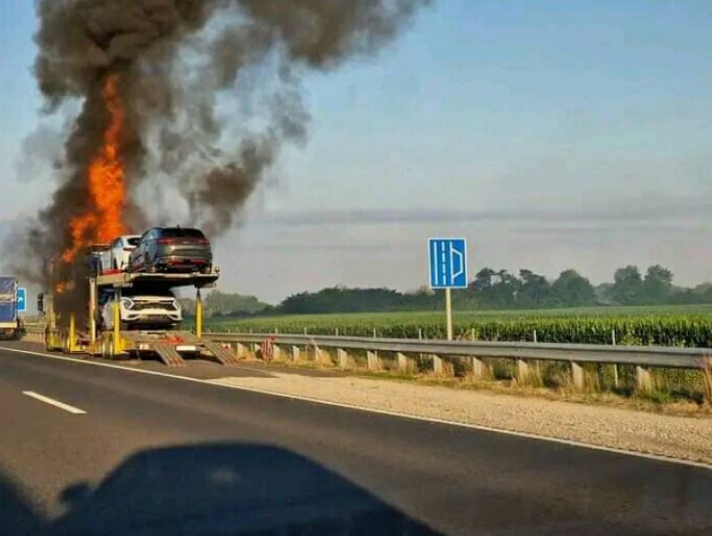 Камион, натоварен с коли, гори на магистрала СНИМКА