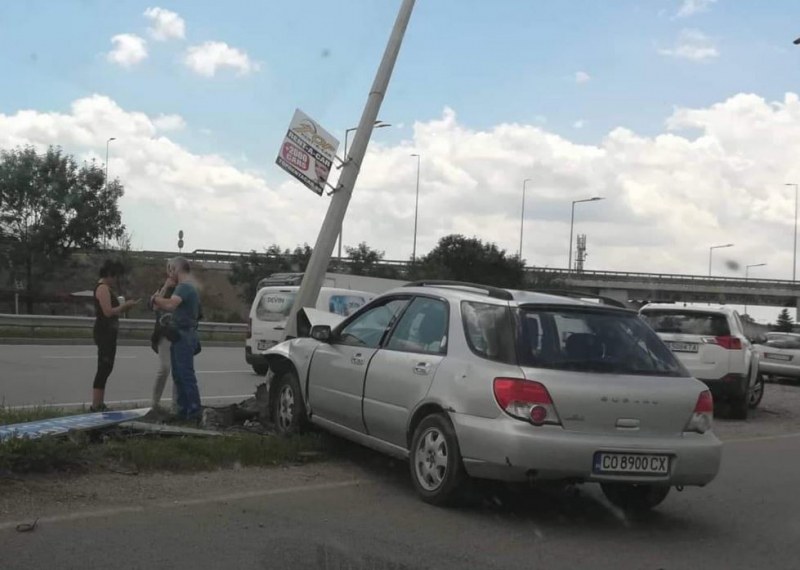 Кола се блъсна в стълб в София СНИМКИ