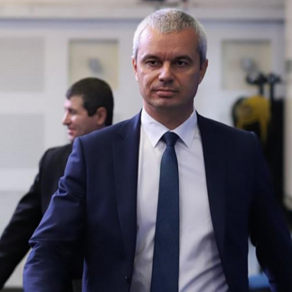 Кирил Петков връчи оставката на своя кабинет в деловодството на