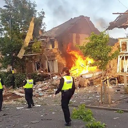 Английските медии съобщават за жертви при експлозия на сграда в