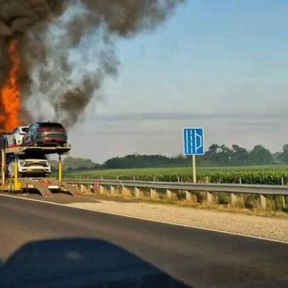 Латвийски камион натоварен с леки автомобили се е запалил Инцидентът