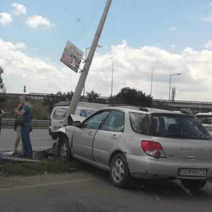 Лек автомобил самокатастрофира в София Инцидентът е станал на разклонението от