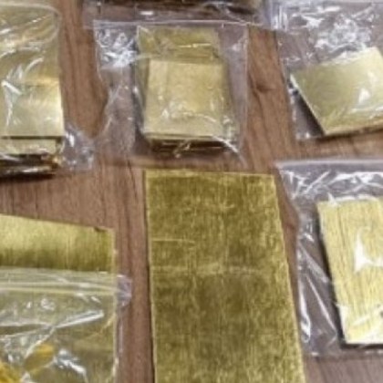 Митнически служители предотвратиха нелегално пренасяне на близо 7 кг златни