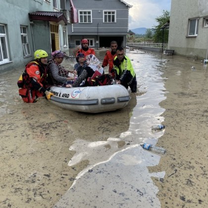 Проливни дъждове предизвикаха големи наводнения в Северна Турция предаде турската