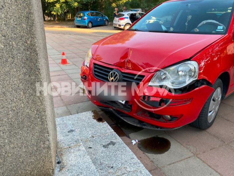 Жена обърка педалите, влезе в парк и се заби в паметник на Васил Левски