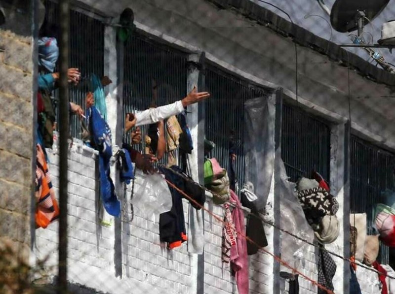 Близо 50 затворници загинаха в Колумбия, много други са ранени