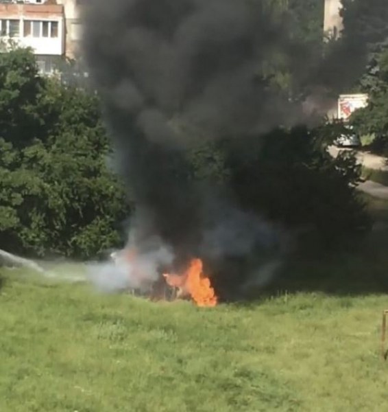 Кола изгоря в София, гъст дим опуши района ВИДЕО+СНИМКИ