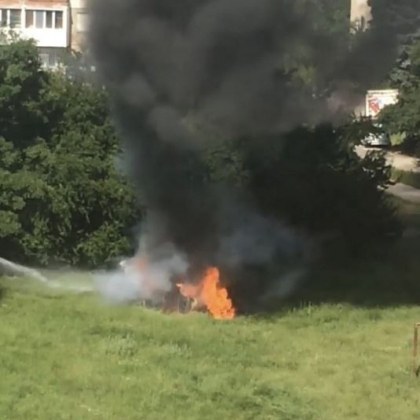 Кола изгоря в София, гъст дим опуши района ВИДЕО+СНИМКИ