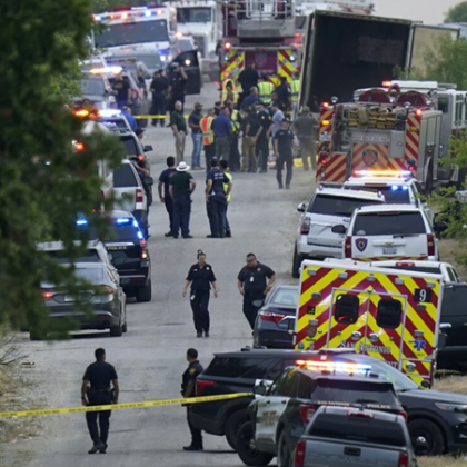 Най малко 40 души бяха открити мъртви в ремарке на камион в