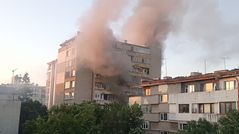 Пожар избухна в жилищна сграда в столицата