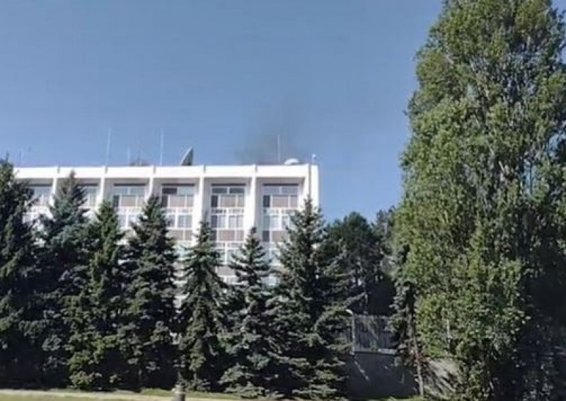 Черен пушек се издигна над посолството на Русия СНИМКА
