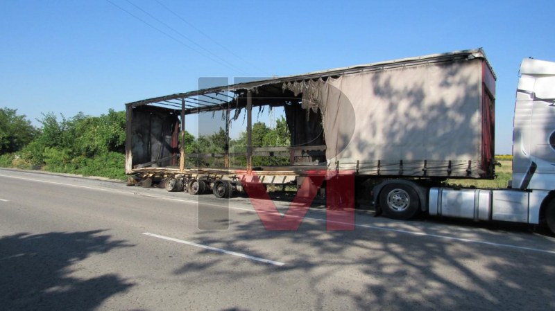 Камион горя на пътя Русе-Бяла СНИМКИ
