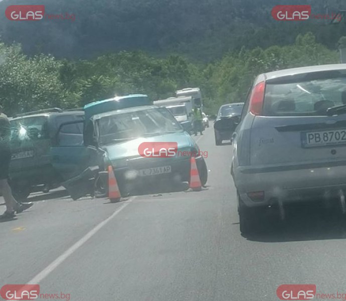 Тежка катастрофа затруднява движението край град Баня, Пловдивско. Задръстването откъм