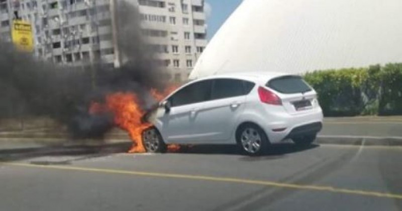 Кола се подпали в Бургас СНИМКИ