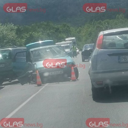 Катастрофа затруднява движението край град Баня Пловдивско Сблъсъкът между три коли