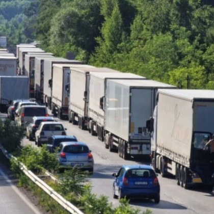 Километрично задръстване на международния път Е 79 между Мездра и Враца