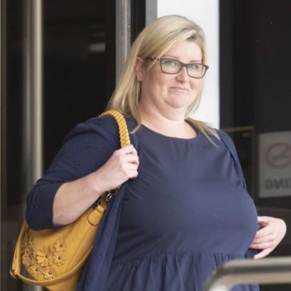 Медицинска сестра извърши грозна постъпка спрямо 14 годишно момче 40 годишната Кейти Барет