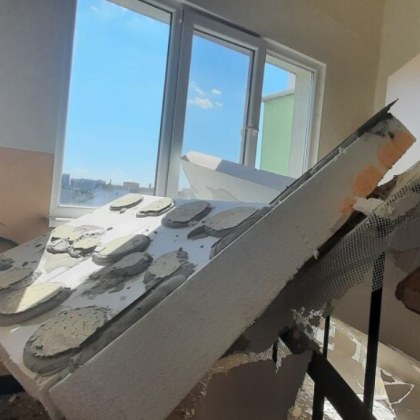 Срути се саниран таван в пловдивски блок СНИМКИ