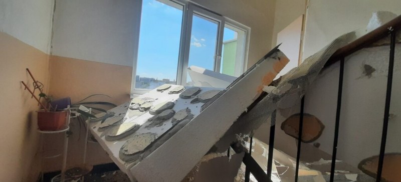 Срути се саниран таван в пловдивски блок СНИМКИ
